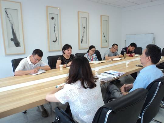 吴峰青向金经理做工作汇报.jpg